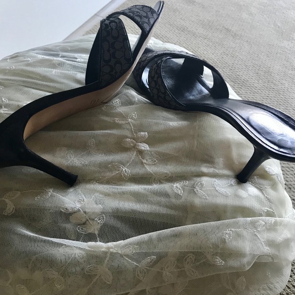 Beautiful Coach Sandals Signature Logo Blk/ Grey - Picture 5 of 5